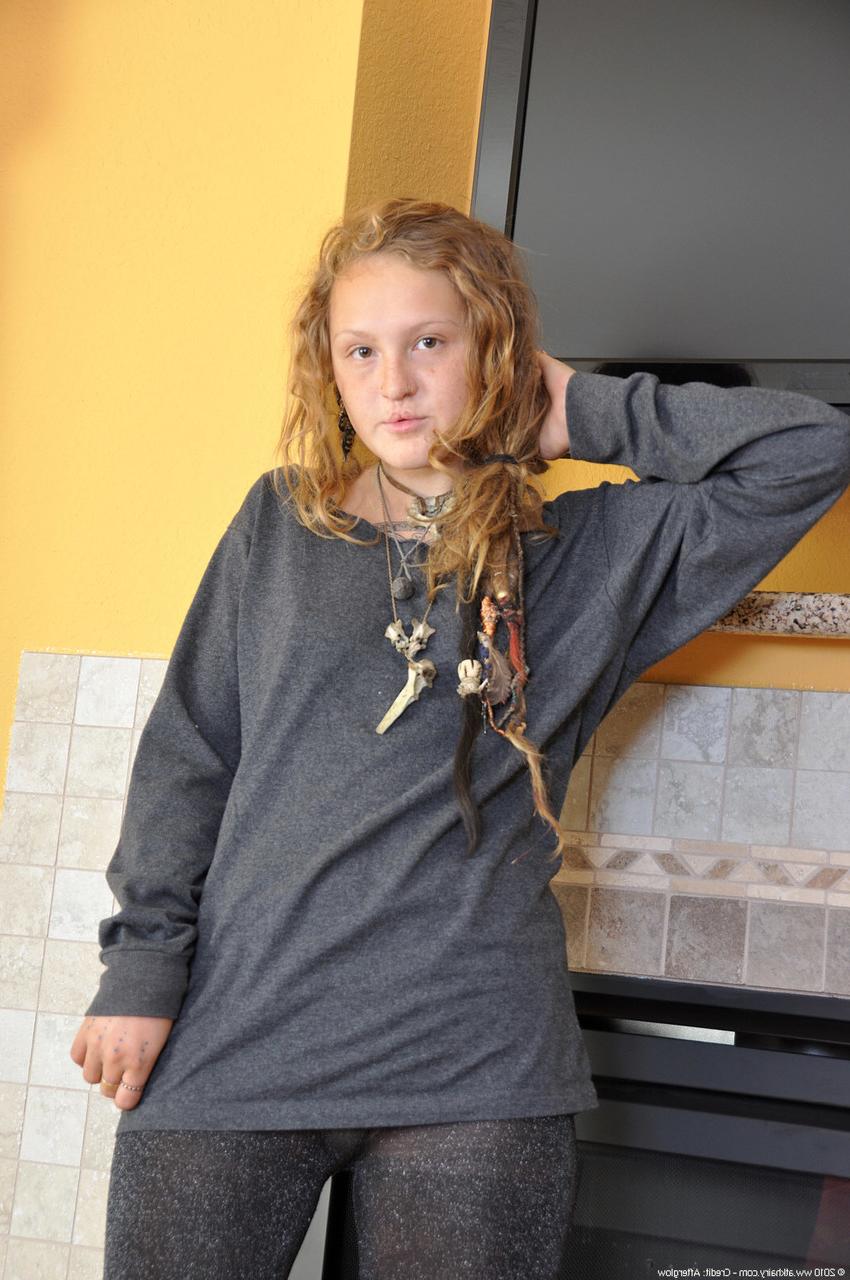 20P A atrevida gata amadora Naomi tira a roupa e posa de salto alto perto da lareira
