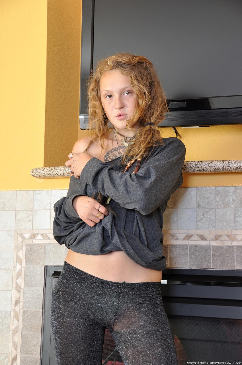 20P A atrevida gata amadora Naomi tira a roupa e posa de salto alto perto da lareira