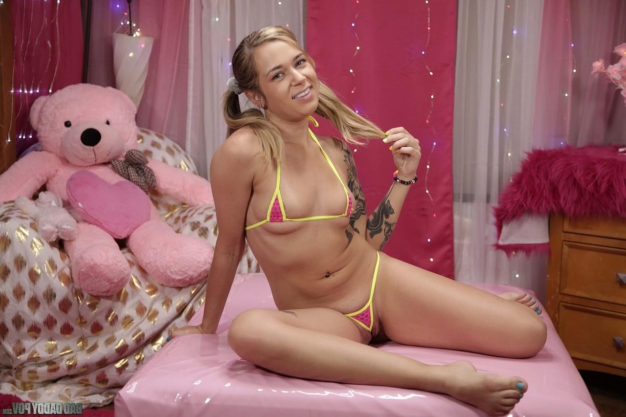 20P A deliciosa adolescente Rory Knox mostra seu corpo curvilíneo tatuado em um biquíni minúsculo