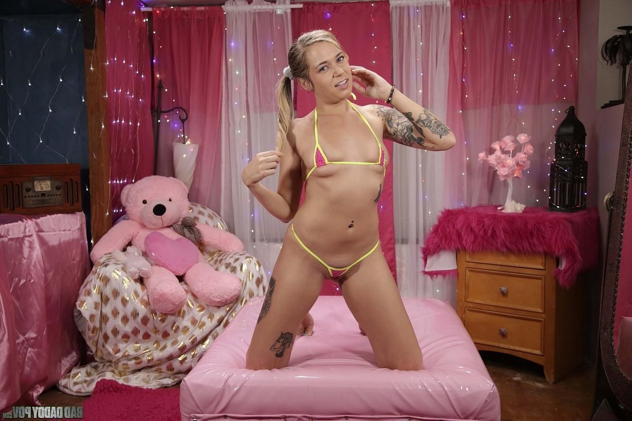 20P A deliciosa adolescente Rory Knox mostra seu corpo curvilíneo tatuado em um biquíni minúsculo