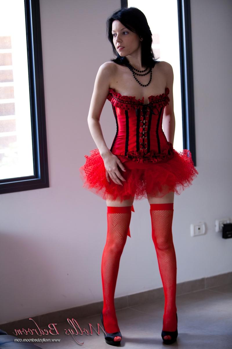 16P Morena fofa mostra a bunda e a buceta enquanto usa um tutu vermelho