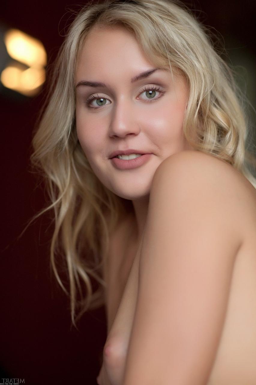 20P La jolie jeune blonde Monique B vous taquine avec son joli cul en bas chauds.