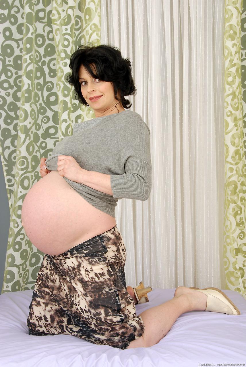 20P Pregnant MILF Erica J stripping and exposing her big boobs and booty