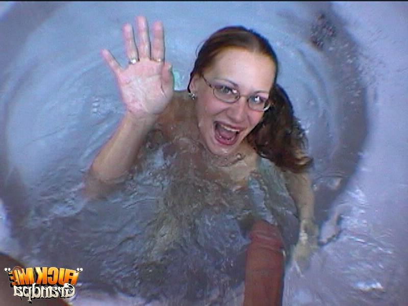 20P Salope ringard avec un piercing à la langue, Emerald Franco, fait un BJ en POV à la piscine.