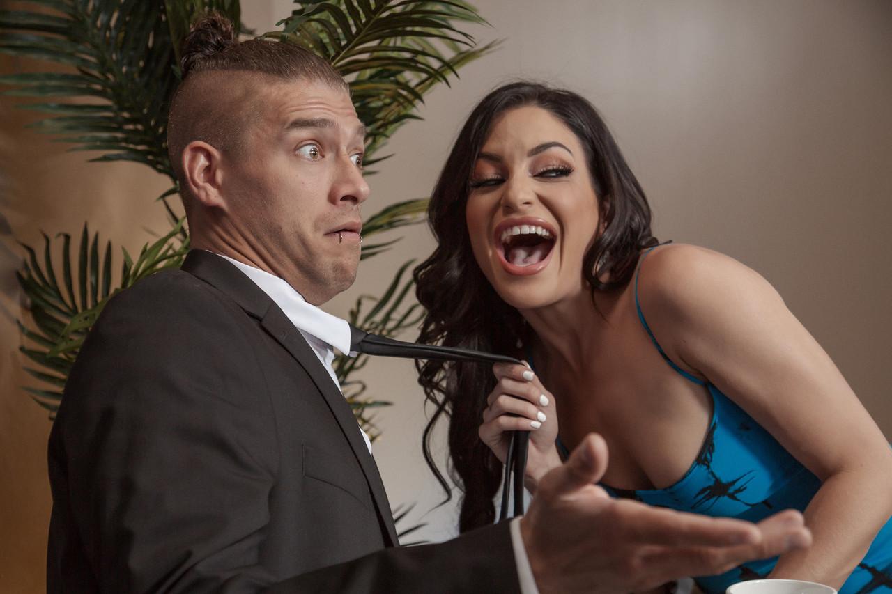 20P A morena pornstar Kissa Sins seduz um cara e leva seu tesão e goza