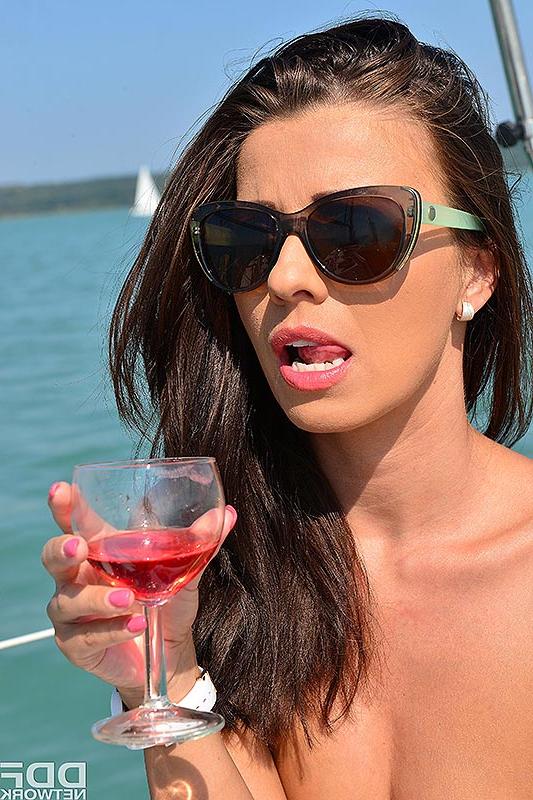 12P La sexy morena Vicky Love se desnuda tomando unas copas en un barco con gafas de diseño