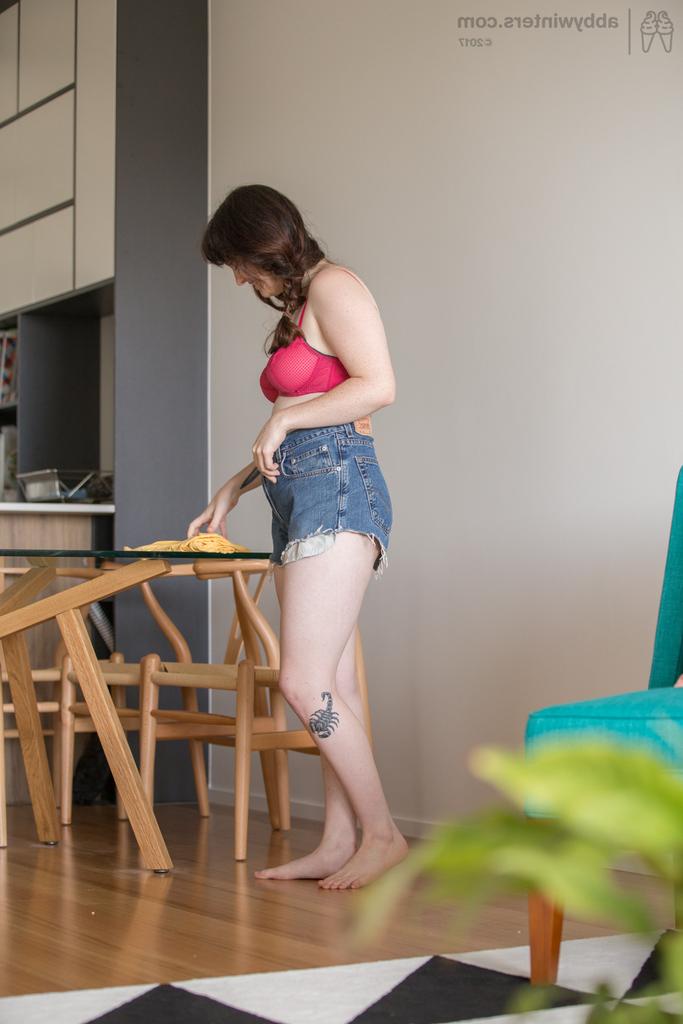16P A gordinha amadora Charlotte J veste seu corpo nu em uma câmera escondida