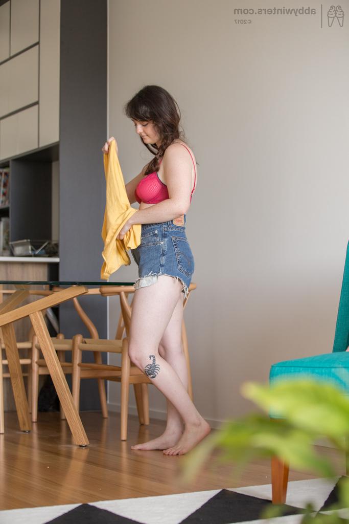 16P A gordinha amadora Charlotte J veste seu corpo nu em uma câmera escondida