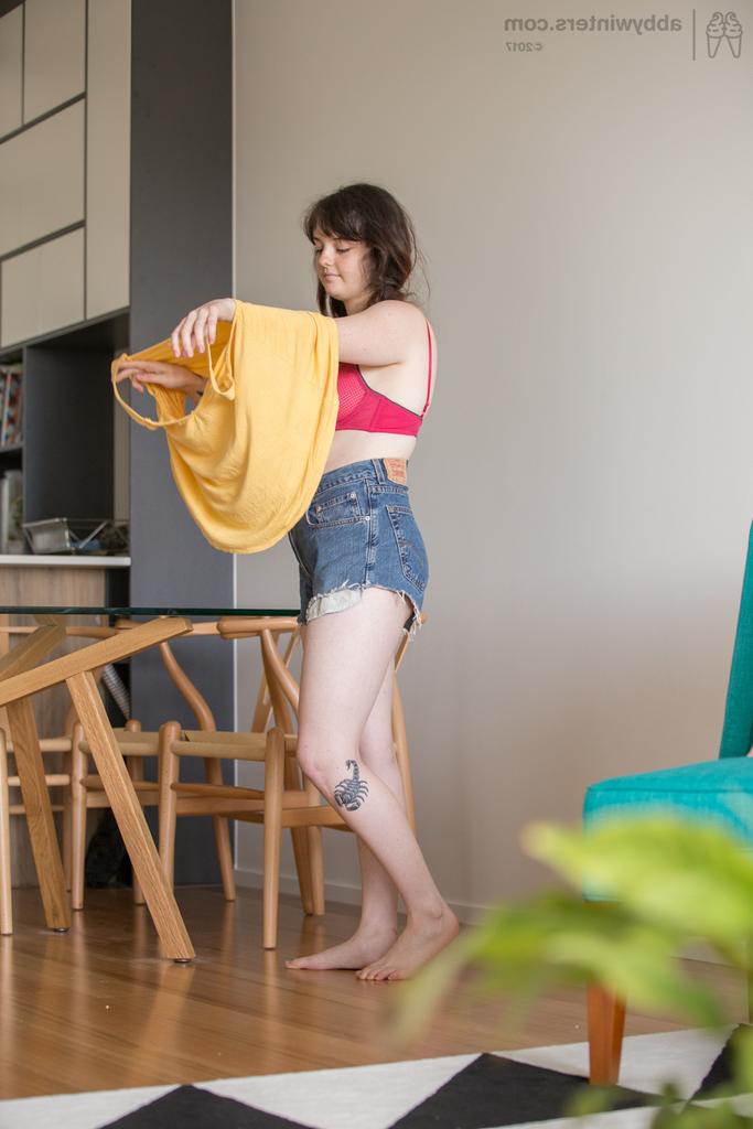 16P A gordinha amadora Charlotte J veste seu corpo nu em uma câmera escondida