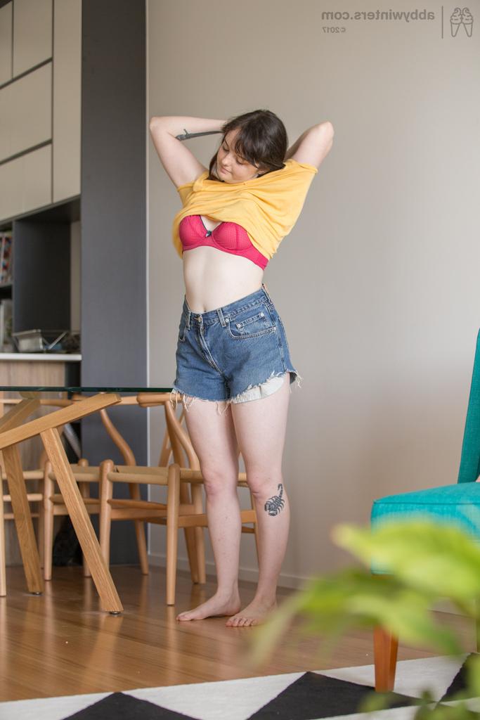 16P A gordinha amadora Charlotte J veste seu corpo nu em uma câmera escondida