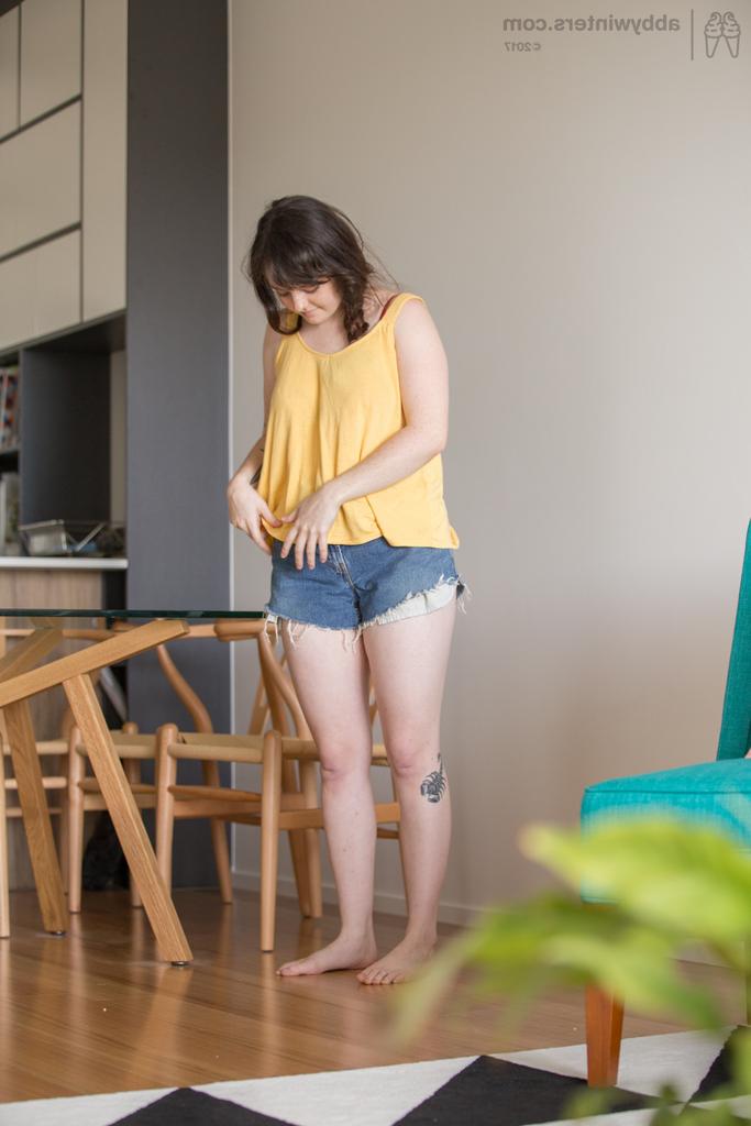 16P A gordinha amadora Charlotte J veste seu corpo nu em uma câmera escondida