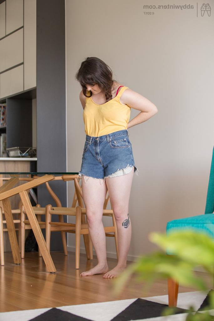 16P A gordinha amadora Charlotte J veste seu corpo nu em uma câmera escondida