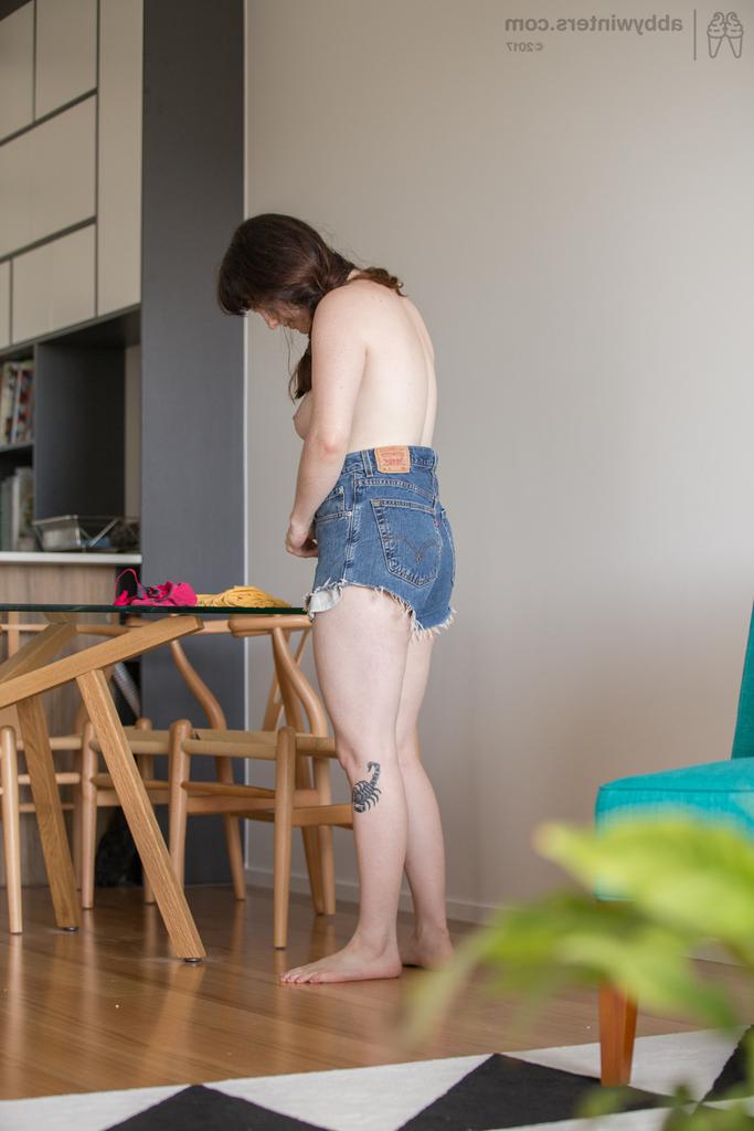 16P A gordinha amadora Charlotte J veste seu corpo nu em uma câmera escondida