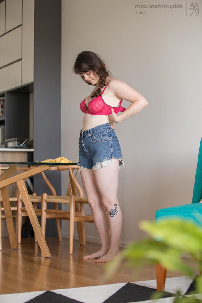 16P A gordinha amadora Charlotte J veste seu corpo nu em uma câmera escondida