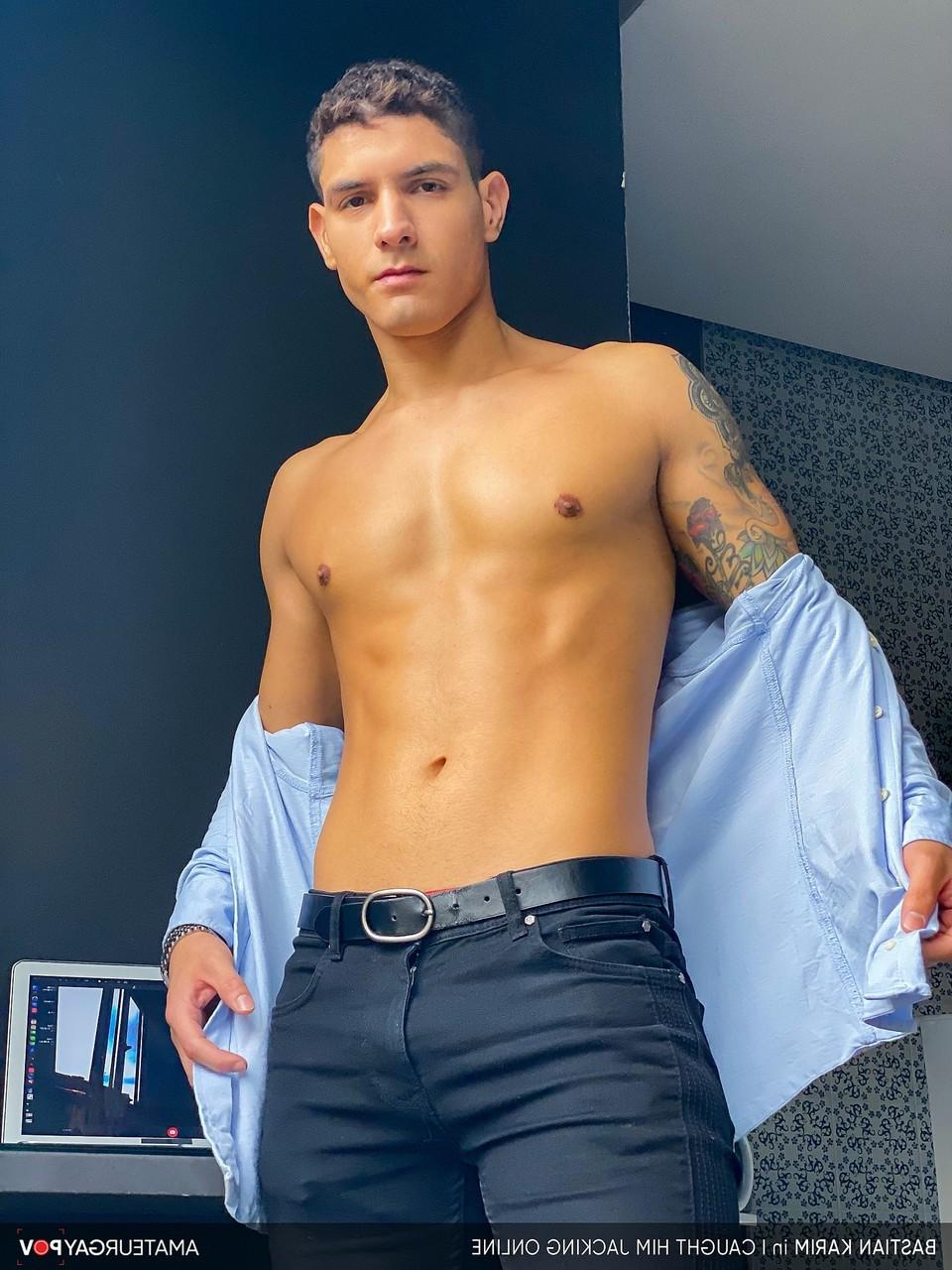 20P Der schwule Bastian Karim streichelt seinen großen Schwanz und genießt dabei Hardcore-Analsex