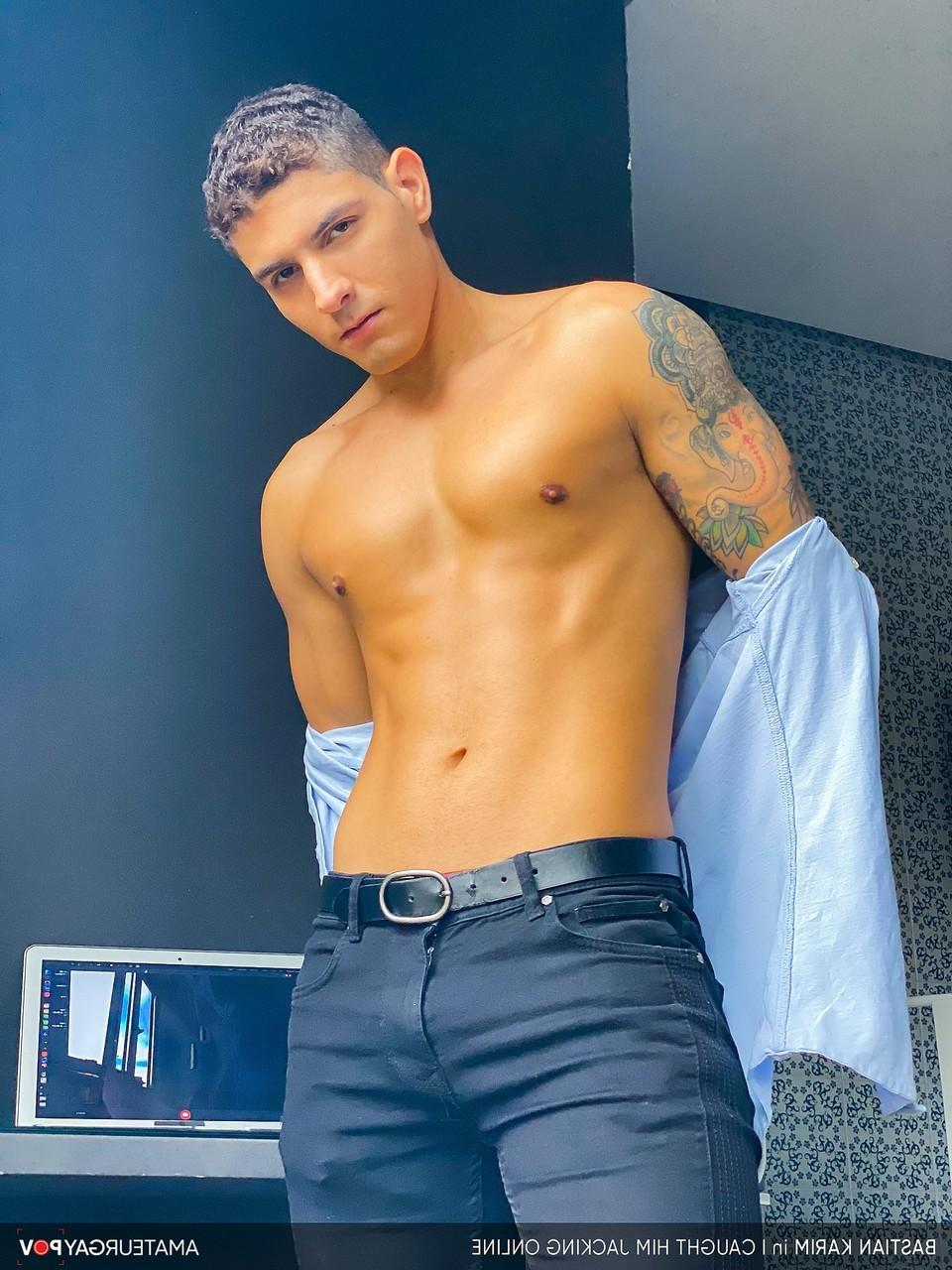 20P Der schwule Bastian Karim streichelt seinen großen Schwanz und genießt dabei Hardcore-Analsex