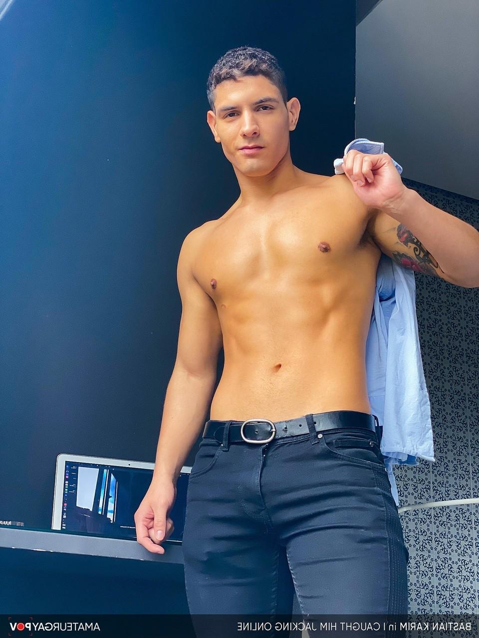 20P Der schwule Bastian Karim streichelt seinen großen Schwanz und genießt dabei Hardcore-Analsex