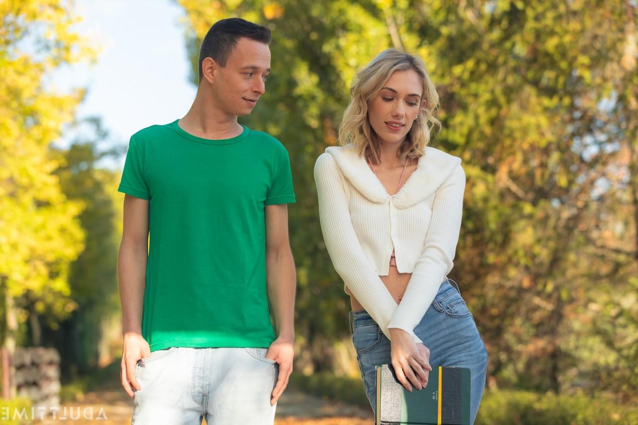 20P La jeune blonde Sky Pierce se fait bien baiser après un rendez-vous romantique.