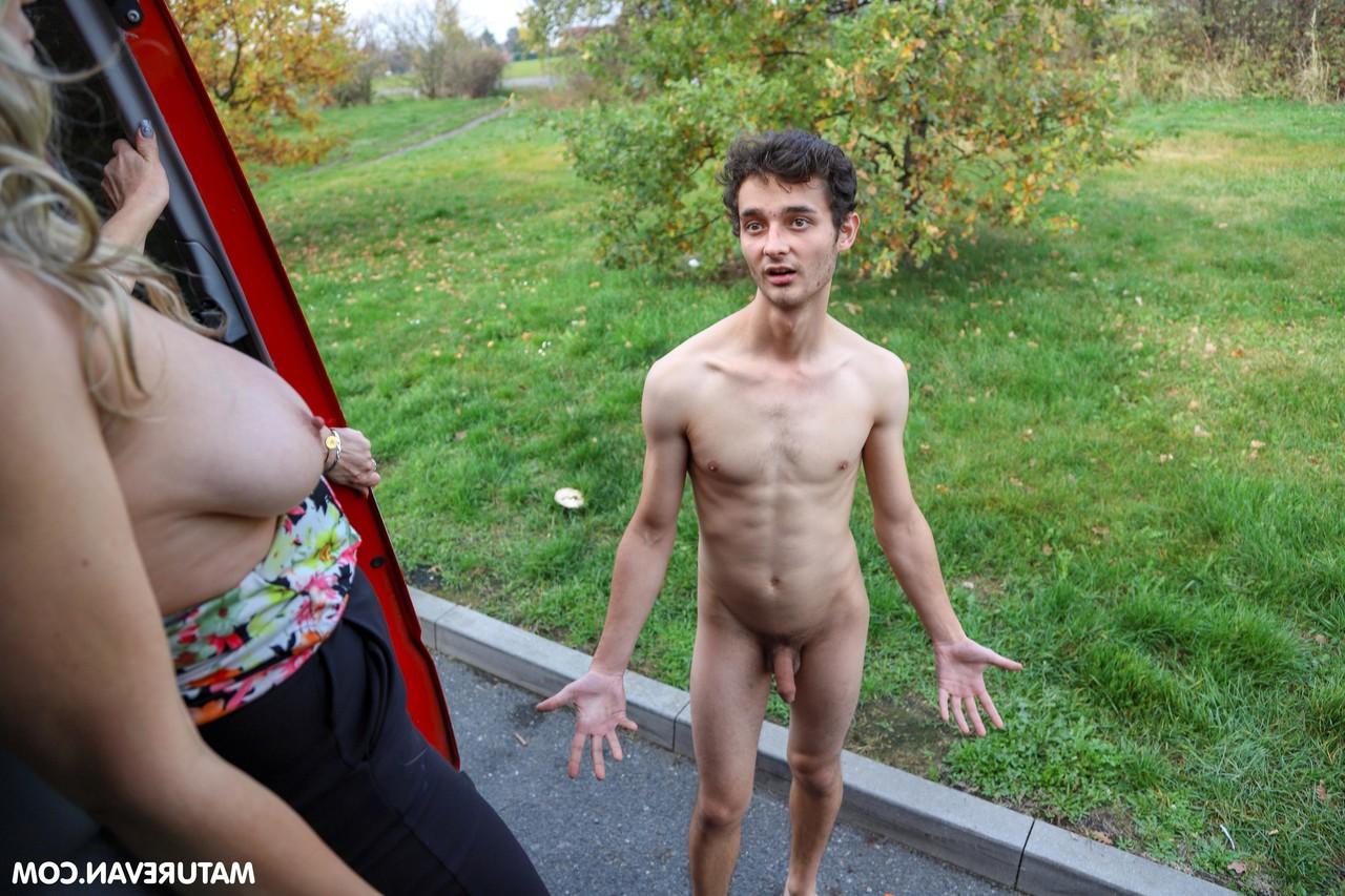 20P Madura sexy y nena de grandes tetas comparten una polla dura en el asiento trasero