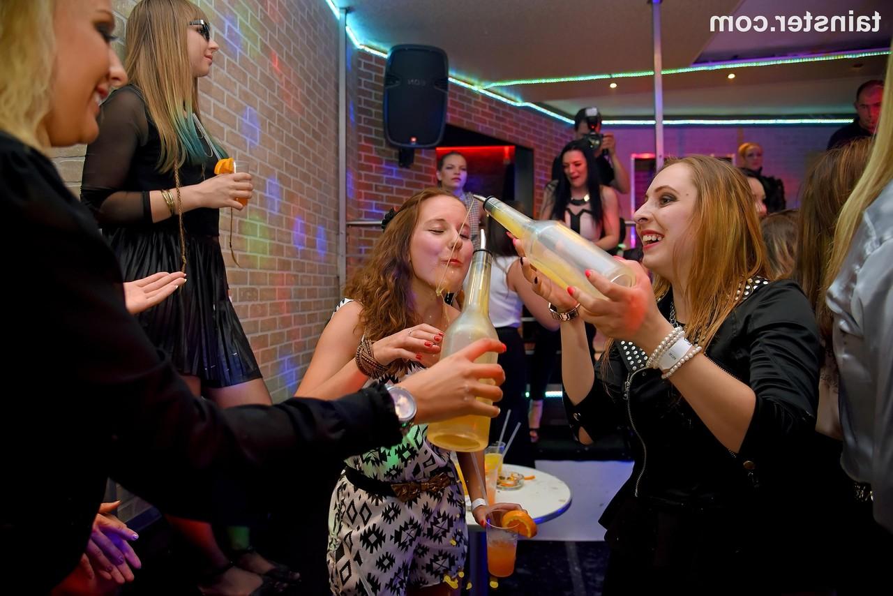 15P Garotas festeiras bebem muita bebida e começam a explodir os strippers masculinos