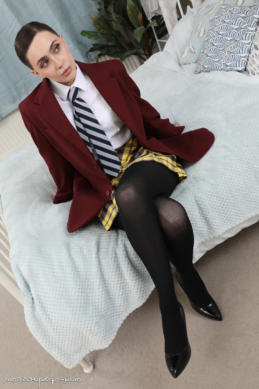 16P Garota sozinha, Miss Fox, tira o uniforme escolar com meia-calça preta
