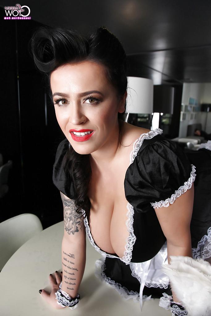 16P Brunette Leanne Crow is demonstrating her stunning naked body