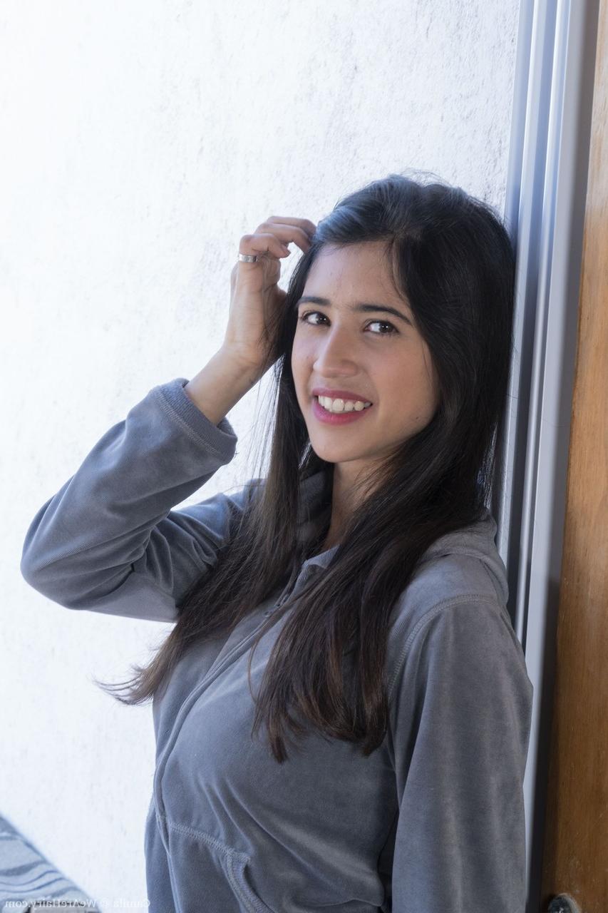 20P Linda amadora Camila exibindo seus maravilhosos peitos grandes e seu regalo peludo