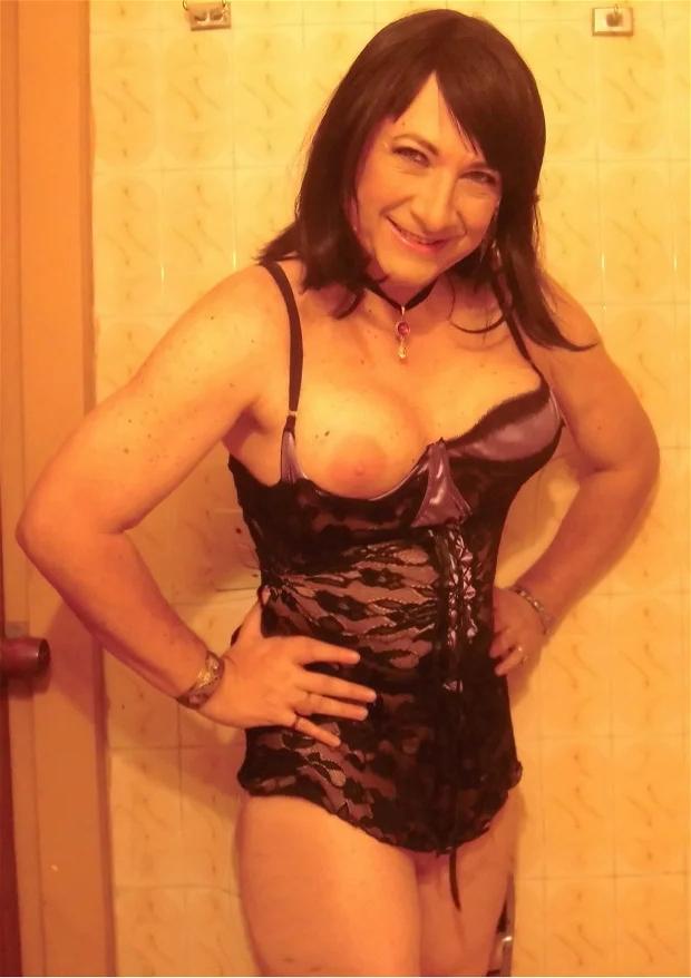 19P La transexual caliente Maritza Alejandra desnuda sus tetas mientras se burla en lencería negra