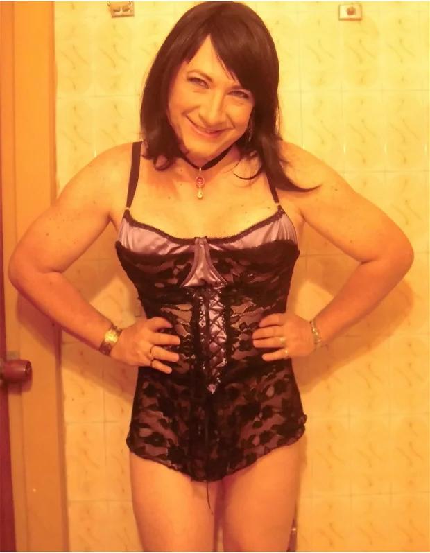 19P La transexual caliente Maritza Alejandra desnuda sus tetas mientras se burla en lencería negra