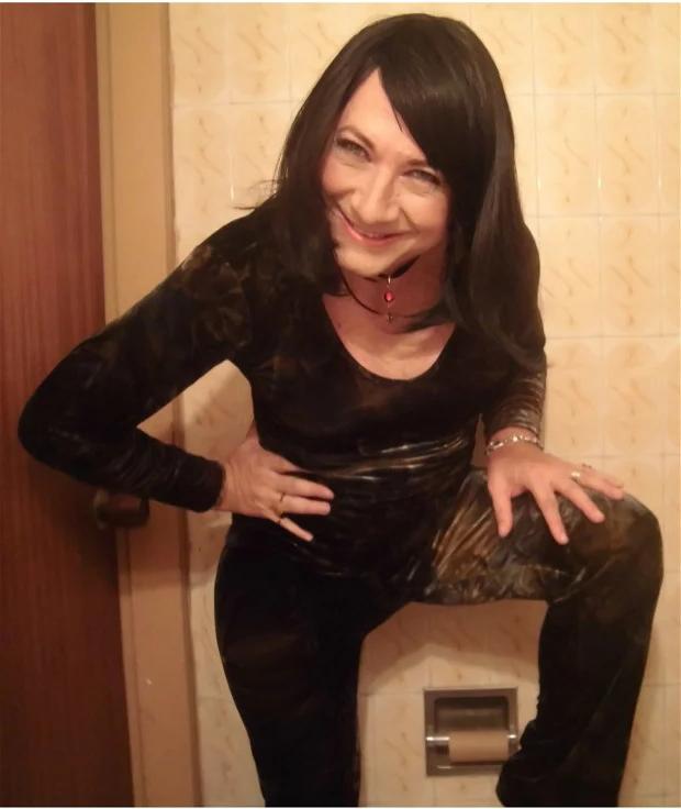 19P La transexual caliente Maritza Alejandra desnuda sus tetas mientras se burla en lencería negra
