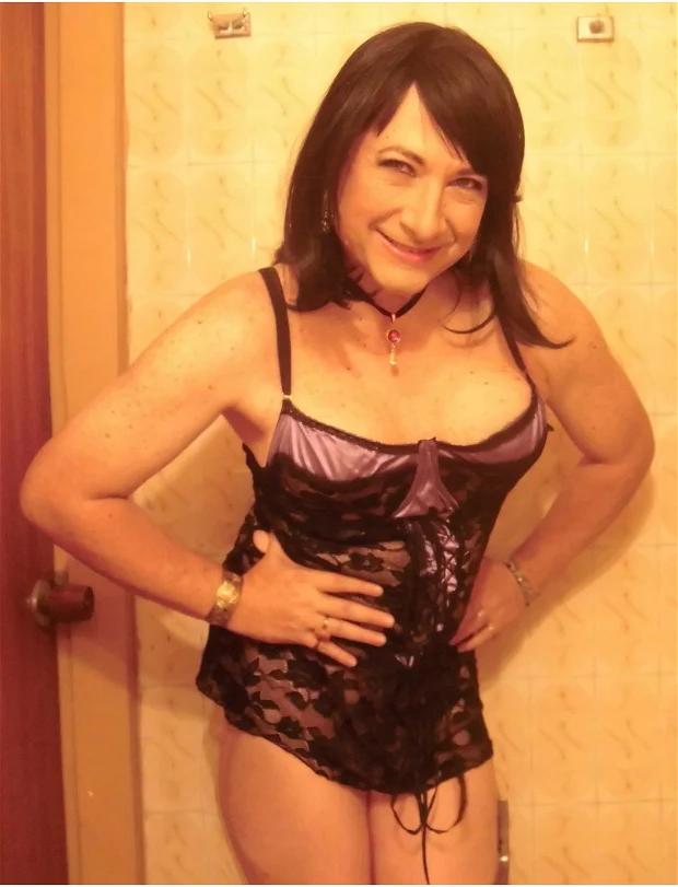19P La transexual caliente Maritza Alejandra desnuda sus tetas mientras se burla en lencería negra