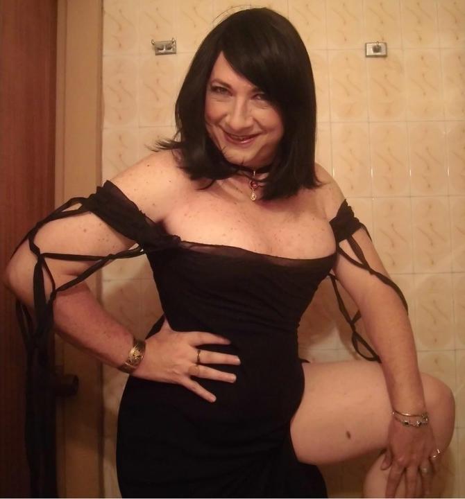 19P La transexual caliente Maritza Alejandra desnuda sus tetas mientras se burla en lencería negra