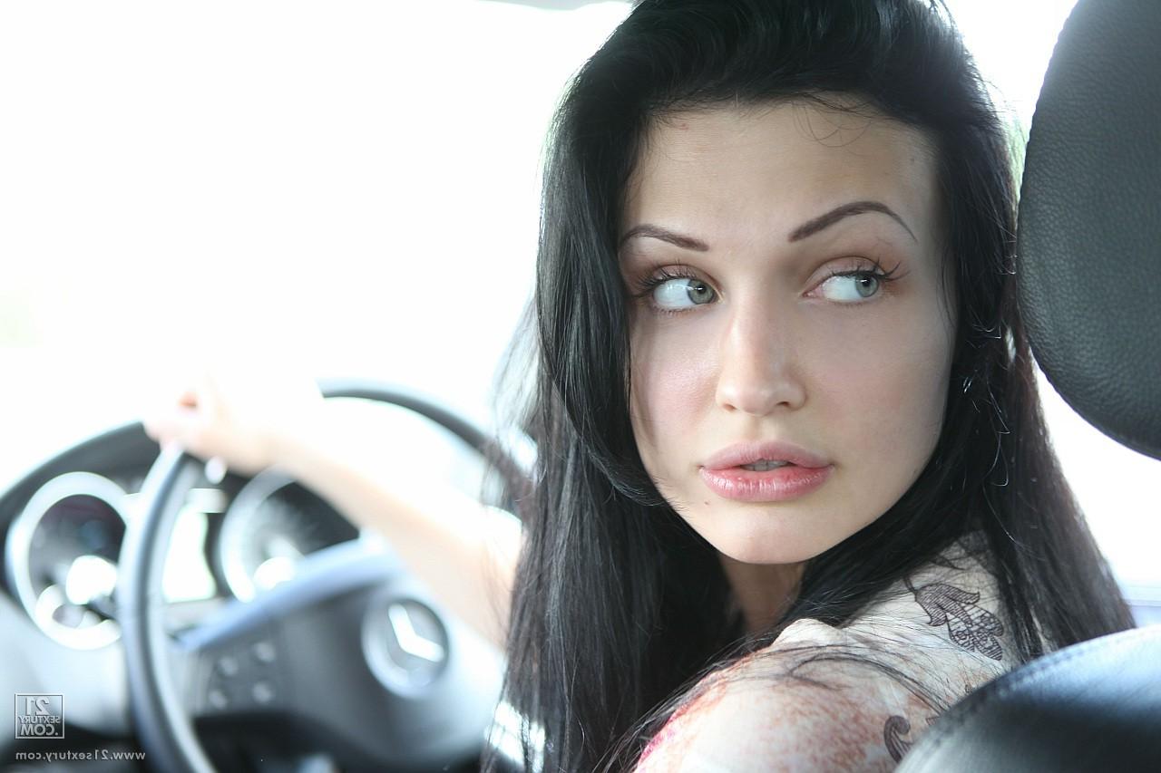 17P A morena pornstar Aletta Ocean mostra seus grandes peitos falsos e bunda ao ar livre