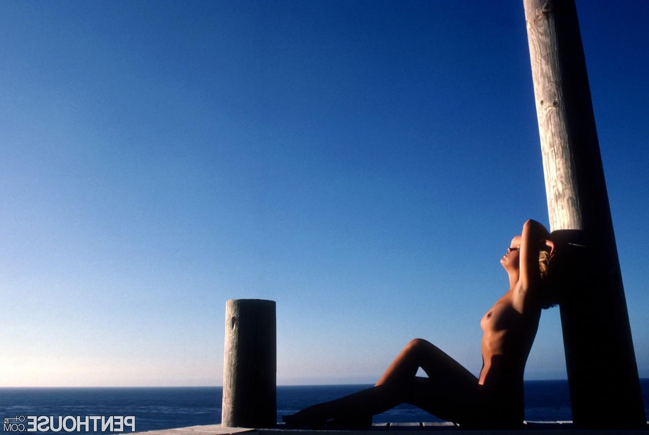 20P A loira Michelle Walker exibe seu corpo gostoso em sessões sensuais ao ar livre e no quarto