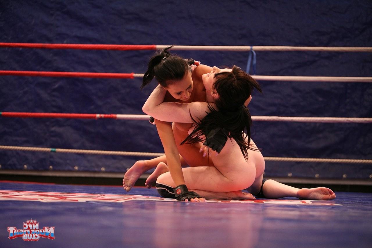 17P Les combattantes NFC Angelica Kitten et Samantha Bentley se baisent dans l'arène