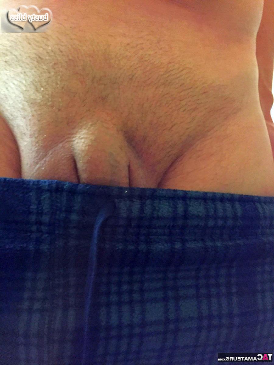 16P Busty Bliss, une femme plus âgée, arbore des ongles peints tout en sucant son toy boy.