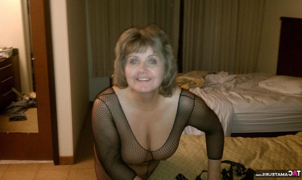 20P La madura amateur Busty Bliss hace una mamada en POV en un body de malla