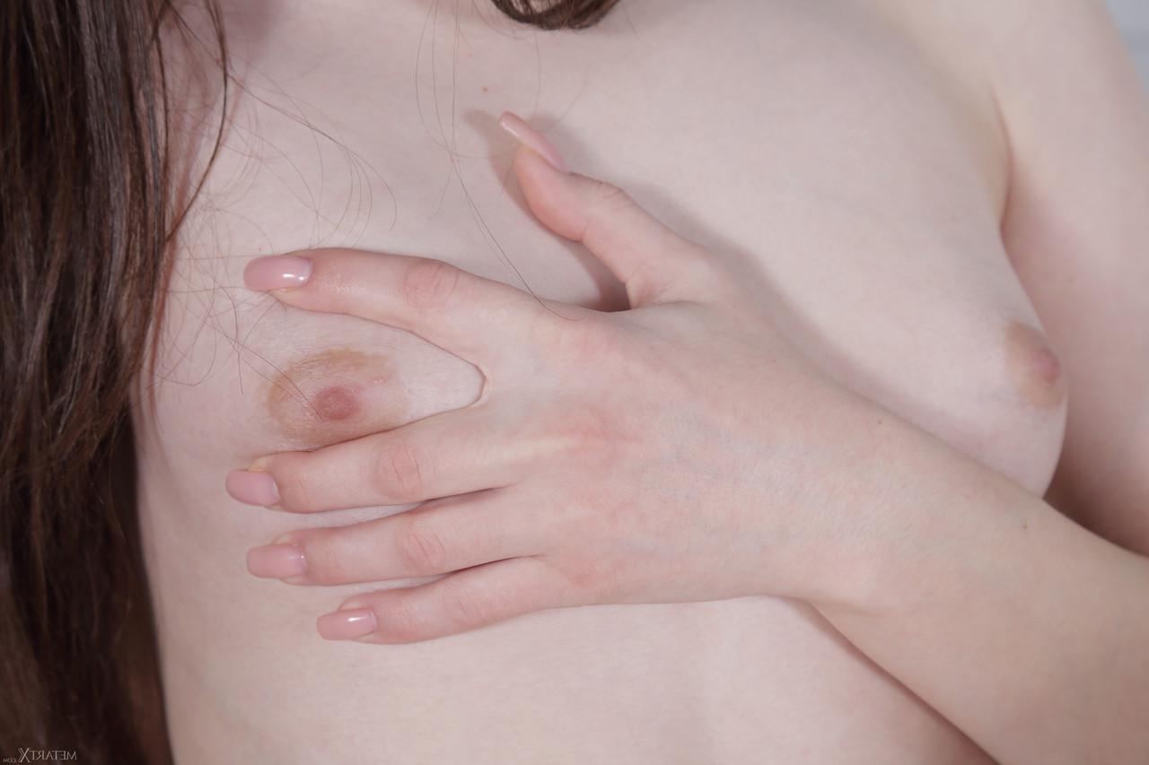 20P A glamorosa adolescente Amanda Fine tira sua lingerie e expõe seu grande saque
