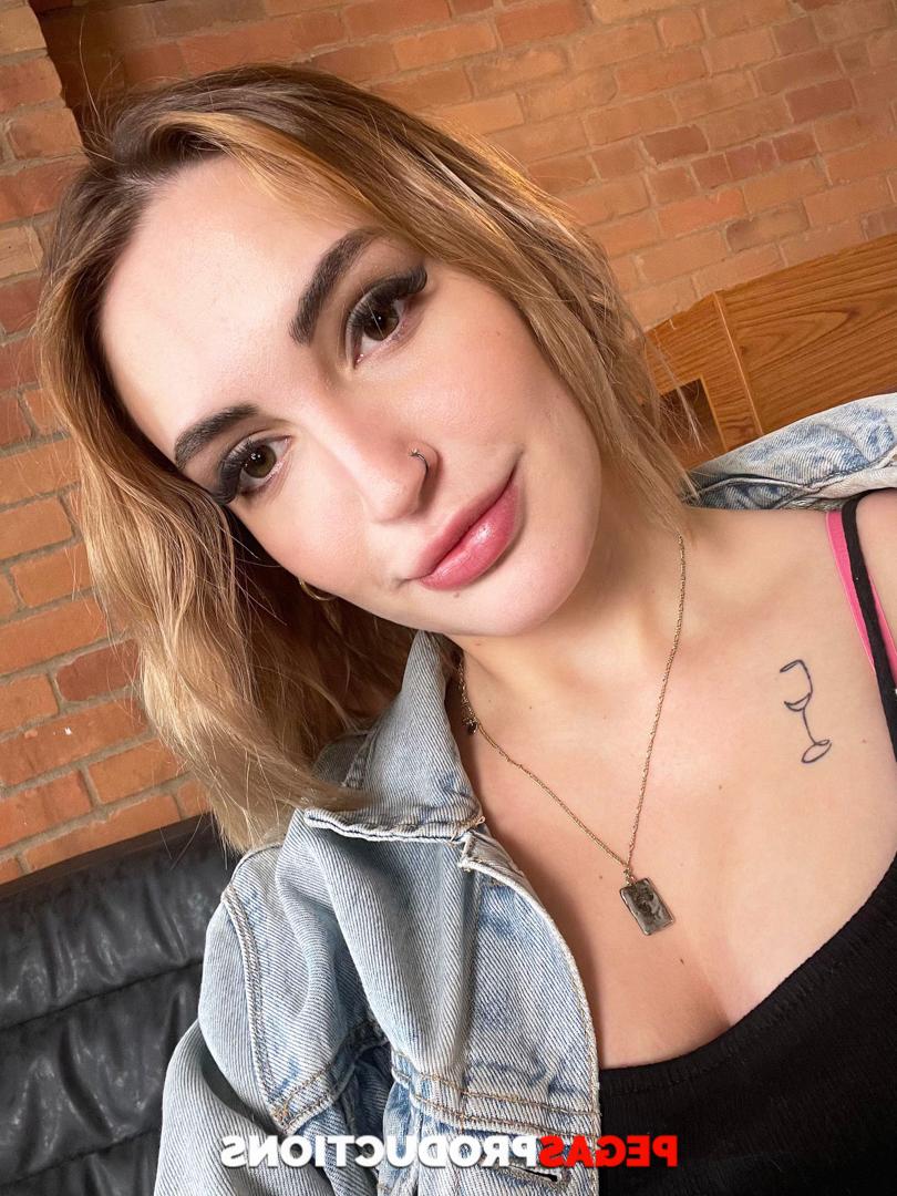 20P Die vollbusige blonde Teenagerin Nina Rox zieht sich aus und stellt ihre unglaublichen Brüste und ihren Arsch zur Schau