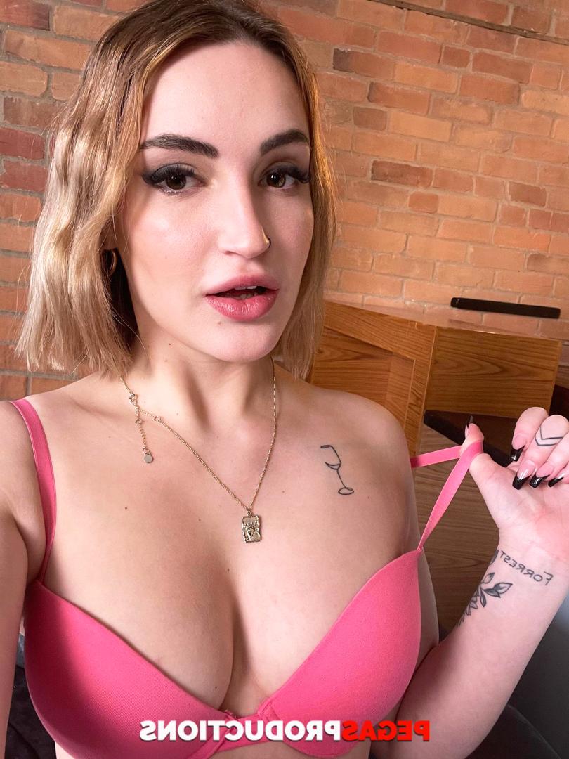 20P Die vollbusige blonde Teenagerin Nina Rox zieht sich aus und stellt ihre unglaublichen Brüste und ihren Arsch zur Schau