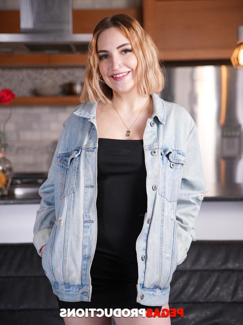 20P Die vollbusige blonde Teenagerin Nina Rox zieht sich aus und stellt ihre unglaublichen Brüste und ihren Arsch zur Schau