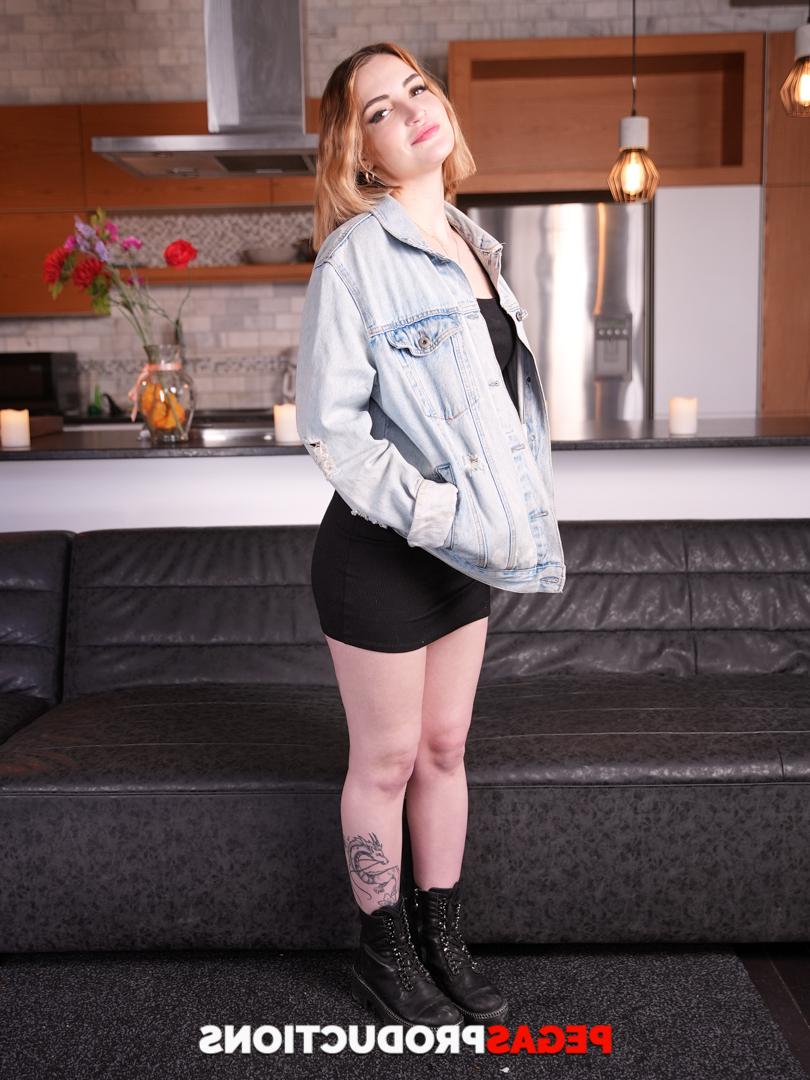 20P Die vollbusige blonde Teenagerin Nina Rox zieht sich aus und stellt ihre unglaublichen Brüste und ihren Arsch zur Schau