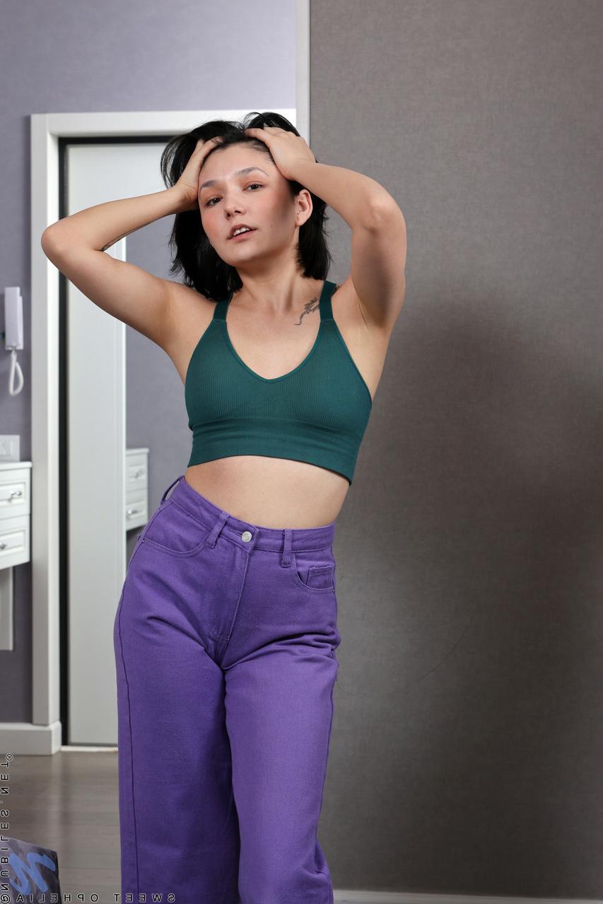 20P Die zierliche Teenagerin Sweet Ophelia entblößt ihre süßen Brüste und masturbiert