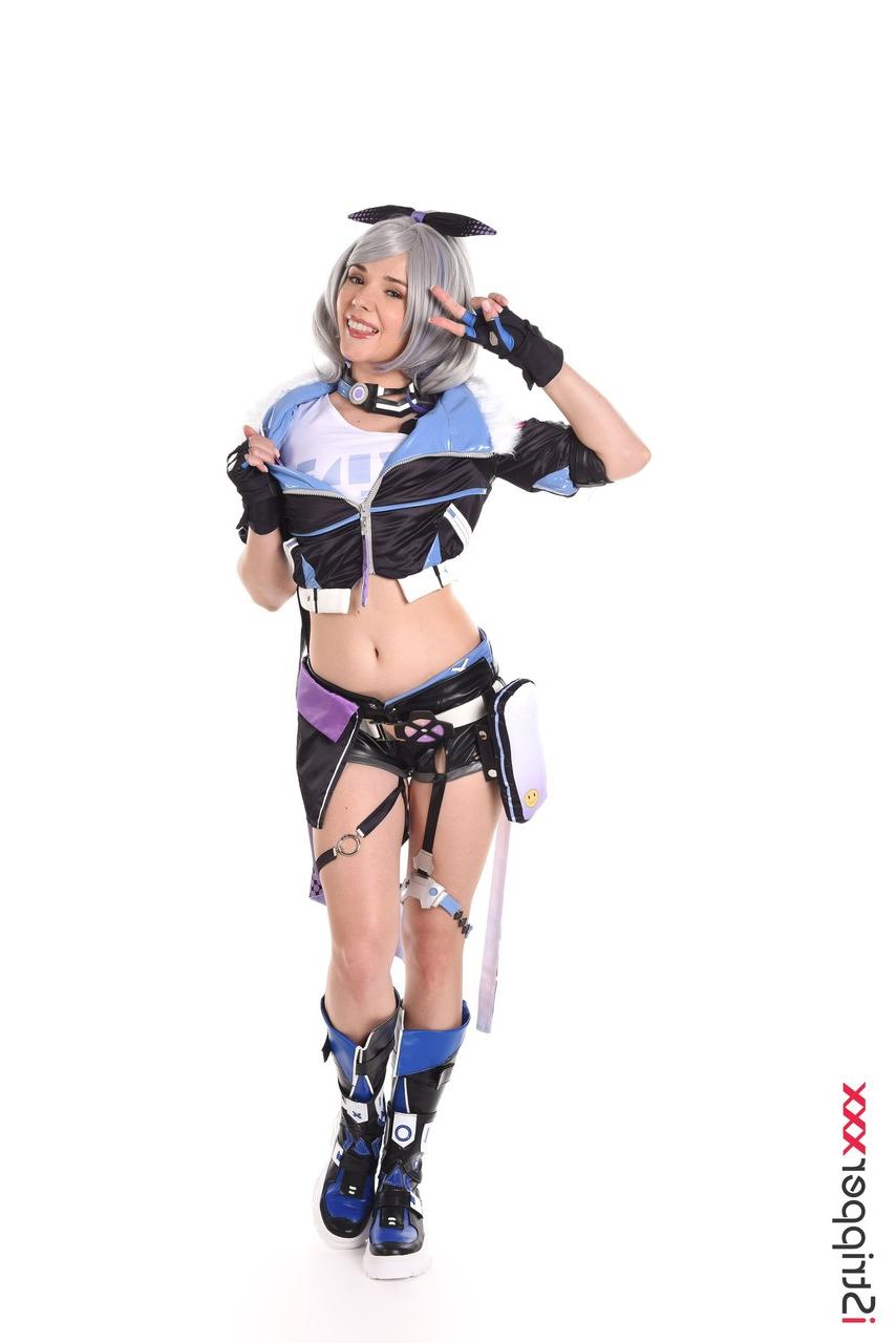15P Die schöne platinblonde Cosplayerin Eve Sweet steckt einen Dildo in ihre schöne Muschi