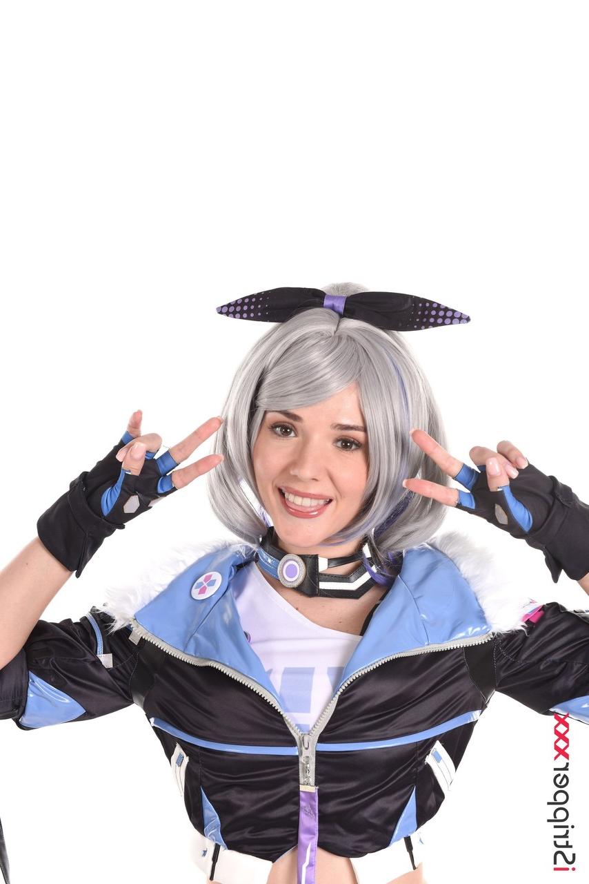15P Die schöne platinblonde Cosplayerin Eve Sweet steckt einen Dildo in ihre schöne Muschi