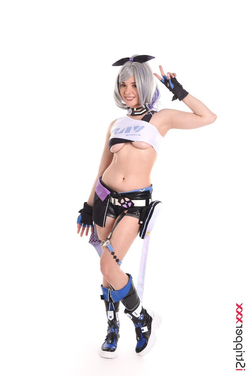 15P Die schöne platinblonde Cosplayerin Eve Sweet steckt einen Dildo in ihre schöne Muschi