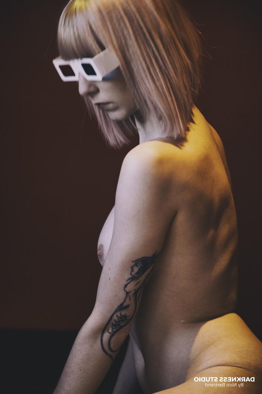 20P A loira gostosa Leire Blacksun tira o suéter para exibir seu corpo ágil e tatuado