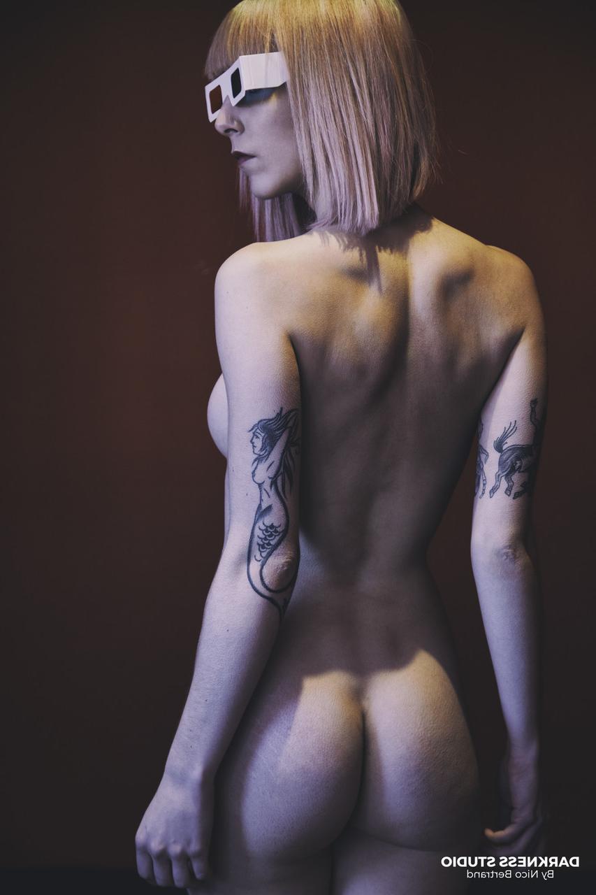 20P A loira gostosa Leire Blacksun tira o suéter para exibir seu corpo ágil e tatuado