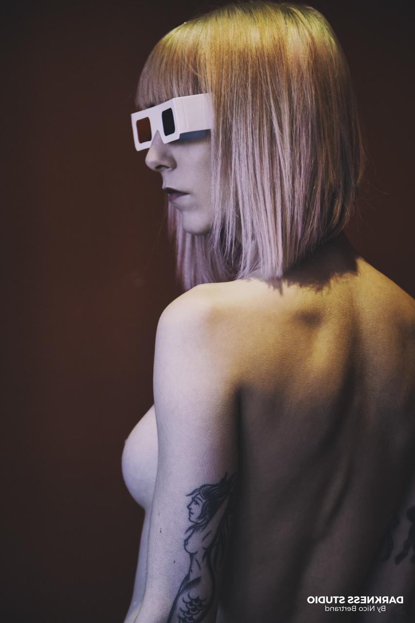 20P A loira gostosa Leire Blacksun tira o suéter para exibir seu corpo ágil e tatuado