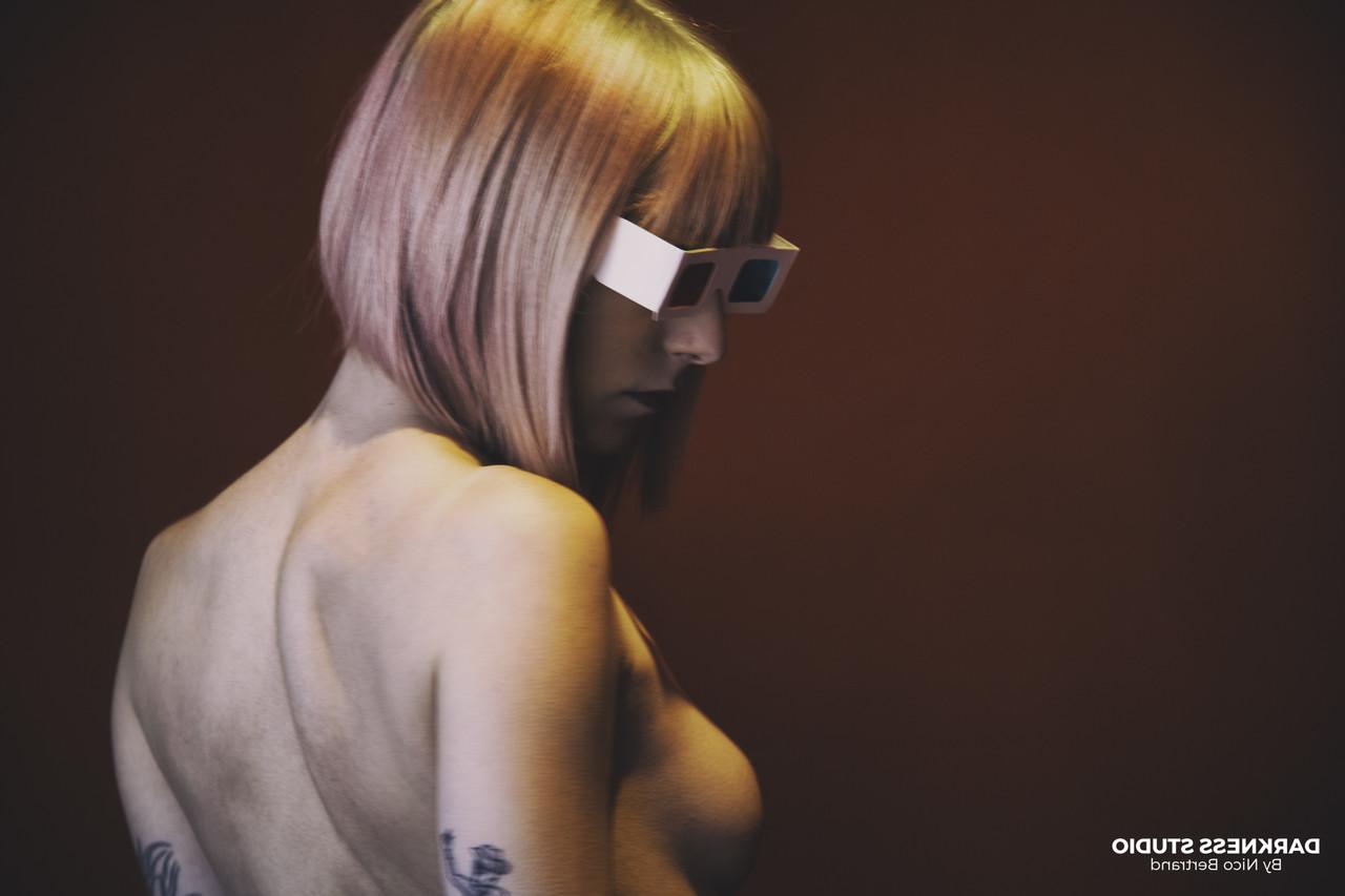 20P A loira gostosa Leire Blacksun tira o suéter para exibir seu corpo ágil e tatuado